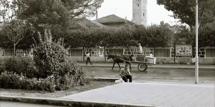 “Ishte një moment i sikletshëm në Elbasan, kur nga grupi ynë filluan të këndojnë e të kërcejnë me ‘Tuca tuca’, të Raffaella Carrà-s, por një partiak…”/ Reportazhi i fotografit italian, në ’82-in