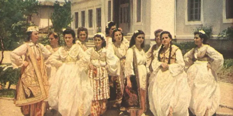 “Ishte një moment i sikletshëm në Elbasan, kur nga grupi ynë filluan të këndojnë e të kërcejnë me ‘Tuca tuca’, të Raffaella Carrà-s, por një partiak…”/ Reportazhi i fotografit italian, në ’82-in