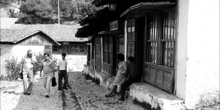 “Ishte një moment i sikletshëm në Elbasan, kur nga grupi ynë filluan të këndojnë e të kërcejnë me ‘Tuca tuca’, të Raffaella Carrà-s, por një partiak…”/ Reportazhi i fotografit italian, në ’82-in