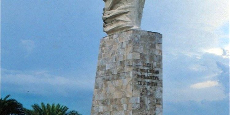 “Ishte një moment i sikletshëm në Elbasan, kur nga grupi ynë filluan të këndojnë e të kërcejnë me ‘Tuca tuca’, të Raffaella Carrà-s, por një partiak…”/ Reportazhi i fotografit italian, në ’82-in