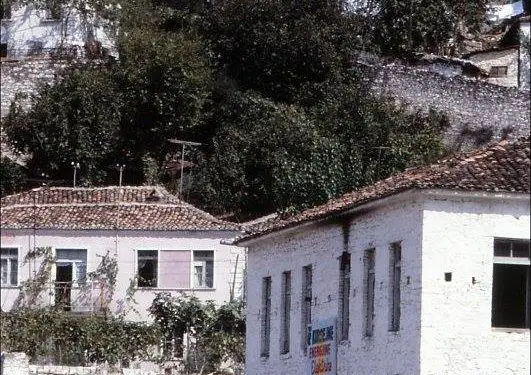 “Ishte një moment i sikletshëm në Elbasan, kur nga grupi ynë filluan të këndojnë e të kërcejnë me ‘Tuca tuca’, të Raffaella Carrà-s, por një partiak…”/ Reportazhi i fotografit italian, në ’82-in