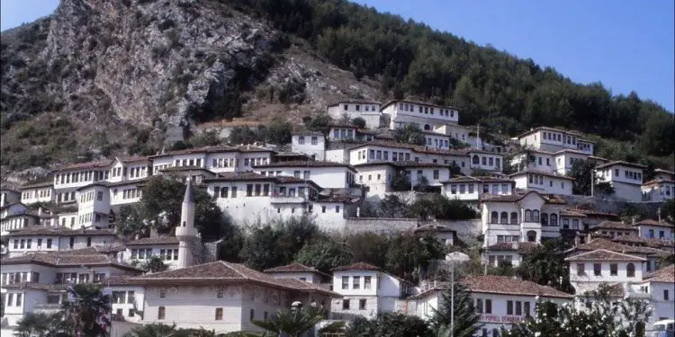 “Ishte një moment i sikletshëm në Elbasan, kur nga grupi ynë filluan të këndojnë e të kërcejnë me ‘Tuca tuca’, të Raffaella Carrà-s, por një partiak…”/ Reportazhi i fotografit italian, në ’82-in