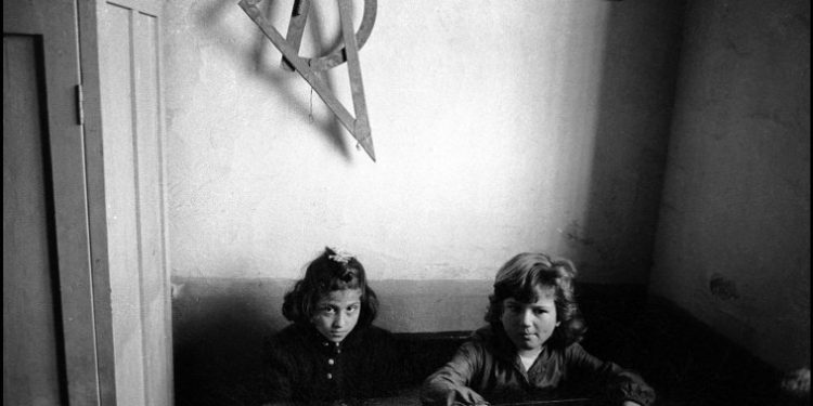 “Drejtori thirri disa profesorë reaksionarë dhe njërin e kërcënoi, duke e kapur për gryke, kurse nxënësve, ua përplasi kokën për muri dhe…”/ Zbulohet dokumenti tronditës, për Shkodrën e vitit 1948