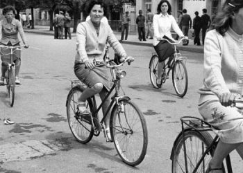 “Ishte një moment i sikletshëm në Elbasan, kur nga grupi ynë filluan të këndojnë e të kërcejnë me ‘Tuca tuca’, të Raffaella Carrà-s, por një partiak…”/ Reportazhi i fotografit italian, në ’82-in