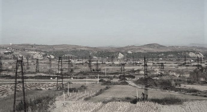 “Pas kritikave që bëra në mbledhje, Abdyl Këllezi, në kulmin e nervozizmit, më tha; s’kam ardhur këtu të marr leksione nga ty dhe me grusht…”/ Kujtimet e panjohura të ish-drejtorit të Uzinës së Naftës