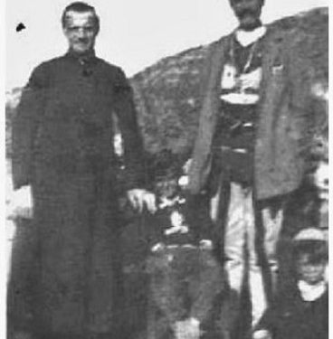 “Kur e pa se trupi i tij po kalbej, ai vetë i kërkoi së ëmës, t’u thoshte që ta vrisnin, se nuk mundej më dhe ajo shkoi te kryetari i Degës, Zoi Themeli, i cili…”/ Historia tronditëse e klerikut të famshëm