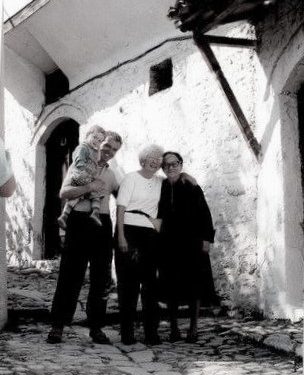 “Kur mamaja e dërgoi Alfredin te burgu, për t’i çuar babait disa pasta, me që ju fal jeta, policët ia hodhën fytyrës dhe i thanë: Ik ore, se yt atë u pushkatua…”/ Historia tragjike e përkthyesit të amerikanëve në Berat