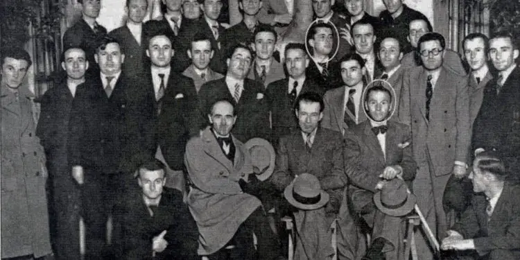 “Enverin e kisha shok dhome në Liceun e Korçës, ku ai përzihej me lloj-lloj horash, vagabondësh dhe femra imorale, saqë katër herë mori sëmundje…”/ Dëshmia e Prof. Foto Balës, që u burgos nga shoku i bankës