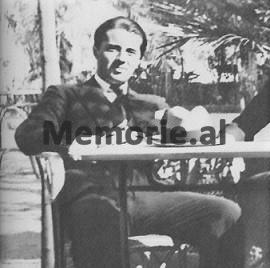 “Enverin e kisha shok dhome në Liceun e Korçës, ku ai përzihej me lloj-lloj horash, vagabondësh dhe femra imorale, saqë katër herë mori sëmundje…”/ Dëshmia e Prof. Foto Balës, që u burgos nga shoku i bankës