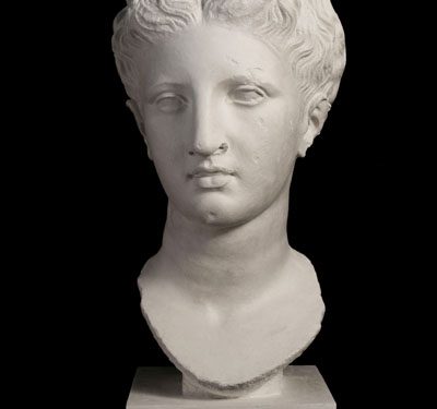 “Imazhi i parë, në postën kufitare me ish-Jugosllavinë, një portë me tela me gjemba të elektrizuar, ku një ushtar i armatosur me një yll të kuq në kapele…”/ Reportazhi i panjohur i ish-atasheut kulturor italian në Tiranë, në ’82-in