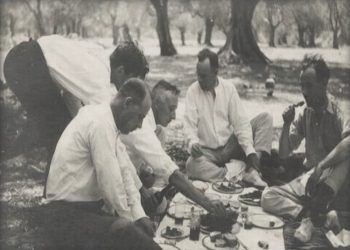 “Ditën që vdiq Enver Hoxha, Ibrahimi hyri te klubi i fshatit Çermë, ku pinin ndonjë kafe të internuarit dhe i tha bufetjerit; sot është dita jonë, më bëj një raki…”/ Historia e panjohur e 11 prillit ‘85