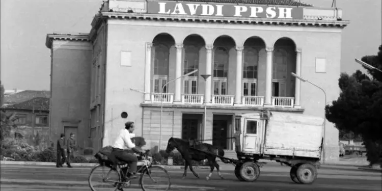 “Ishte një moment i sikletshëm në Elbasan, kur nga grupi ynë filluan të këndojnë e të kërcejnë me ‘Tuca tuca’, të Raffaella Carrà-s, por një partiak…”/ Reportazhi i fotografit italian, në ’82-in