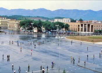 “Ishte një moment i sikletshëm në Elbasan, kur nga grupi ynë filluan të këndojnë e të kërcejnë me ‘Tuca tuca’, të Raffaella Carrà-s, por një partiak…”/ Reportazhi i fotografit italian, në ’82-in