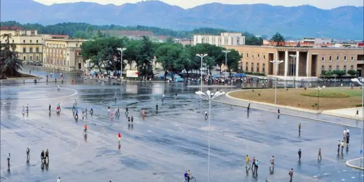 “Ishte një moment i sikletshëm në Elbasan, kur nga grupi ynë filluan të këndojnë e të kërcejnë me ‘Tuca tuca’, të Raffaella Carrà-s, por një partiak…”/ Reportazhi i fotografit italian, në ’82-in