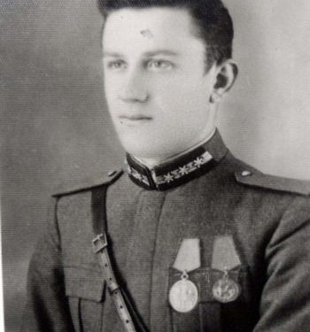 “Ajo i’u afrua mullarit të dytë, ku dalloi vetëm konturet e dy trupave afër me njëri-tjetrin, ngriti nagaçen dhe me sa forcë që kishte, goditi mbi…”/ Historia tronditëse e Xhemile Trimit, nga Shijaku