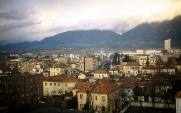 “Imazhi i parë, në postën kufitare me ish-Jugosllavinë, një portë me tela me gjemba të elektrizuar, ku një ushtar i armatosur me një yll të kuq në kapele…”/ Reportazhi i panjohur i ish-atasheut kulturor italian në Tiranë, në ’82-in