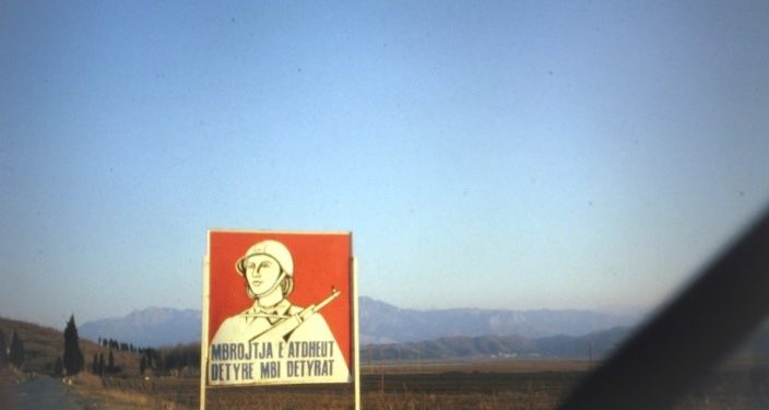 “Imazhi i parë, në postën kufitare me ish-Jugosllavinë, një portë me tela me gjemba të elektrizuar, ku një ushtar i armatosur me një yll të kuq në kapele…”/ Reportazhi i panjohur i ish-atasheut kulturor italian në Tiranë, në ’82-in