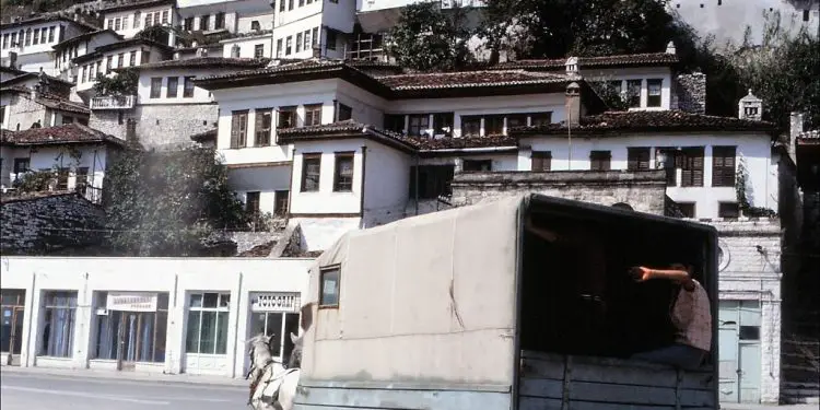 “Ishte një moment i sikletshëm në Elbasan, kur nga grupi ynë filluan të këndojnë e të kërcejnë me ‘Tuca tuca’, të Raffaella Carrà-s, por një partiak…”/ Reportazhi i fotografit italian, në ’82-in