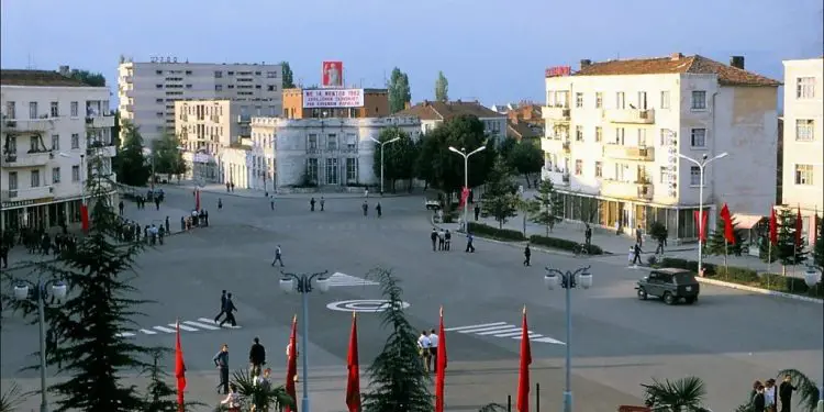 “Ishte një moment i sikletshëm në Elbasan, kur nga grupi ynë filluan të këndojnë e të kërcejnë me ‘Tuca tuca’, të Raffaella Carrà-s, por një partiak…”/ Reportazhi i fotografit italian, në ’82-in