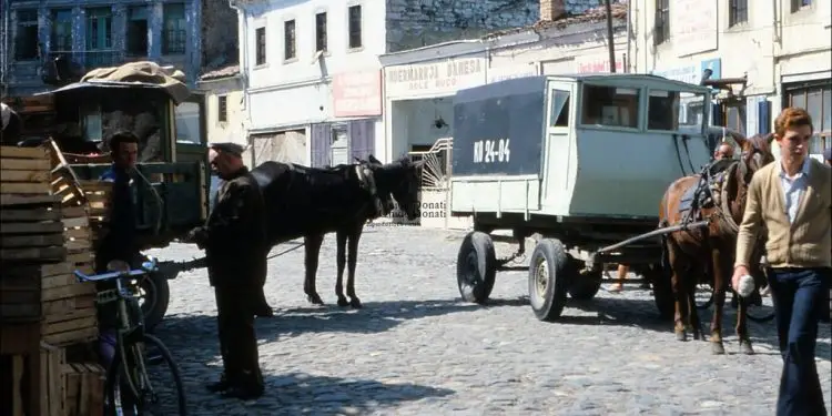 “Ishte një moment i sikletshëm në Elbasan, kur nga grupi ynë filluan të këndojnë e të kërcejnë me ‘Tuca tuca’, të Raffaella Carrà-s, por një partiak…”/ Reportazhi i fotografit italian, në ’82-in