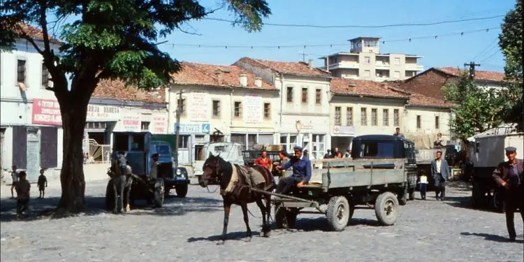 “Ishte një moment i sikletshëm në Elbasan, kur nga grupi ynë filluan të këndojnë e të kërcejnë me ‘Tuca tuca’, të Raffaella Carrà-s, por një partiak…”/ Reportazhi i fotografit italian, në ’82-in
