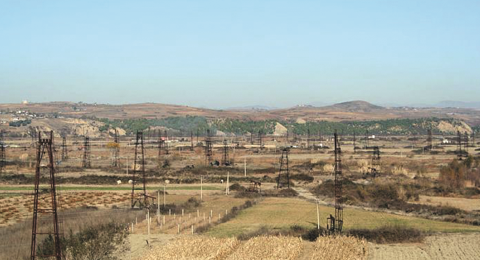 “Pas urdhrit që të ndalonim pusin, gjë që binte ndesh me kryeministrin dhe bëhej vetëm nga Enveri, Mehmet Shehu erdhi në Patos e tha; çohu ti Xhaçka…”/ Kujtimet e inxhinierit të njohur të naftës