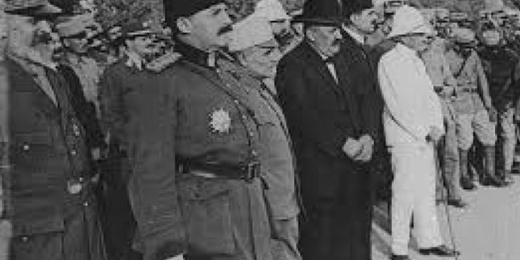 “Në mars 1914, pas pesë shekujsh sundim turk, Korça bëhet pjesë e Shqipërisë së pavarur, por kërcënimi grek, ku turma thërriste; ‘Rroftë Greqia’…”/ Historia e panjohur e patriotit korçar