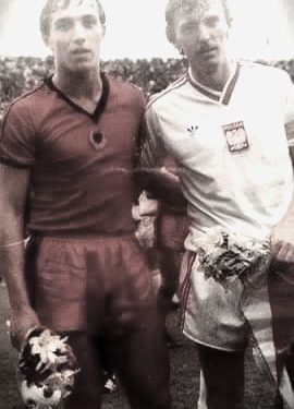 “Si e solla Boniekun në Tiranë në majin e ’85-ës, për ndeshjen e kombëtares dhe surpriza që më bëri ai, pasi Juventus më ftoi në finalen e Hejselit…”/ Dëshmia e rrallë e ish-diplomatit