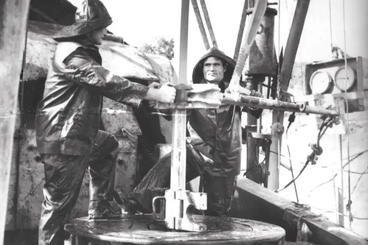 “Peti Shamblli, he told me; you, friend Xhačka, should break off the engagement, because she comes from a bourgeois family and her father, a graduate of Oxford…”/ Memories of an oil engineer