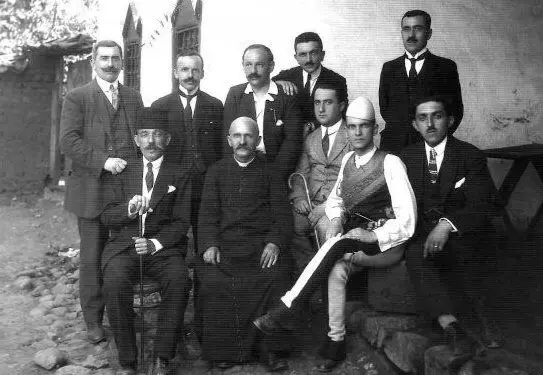“Ismail Qemalit, i hyri në zemër ai djalë atdhetar, vetëm 24 vjeç, që firmosi pavarësinë, pasi…”/ Historia e panjohur e kryeministrit “nazist”, që luftoi për Shqipërinë etnike