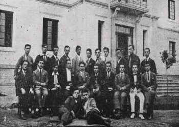 “Pas bataresë së plumbave, ishim katër ne të mbyturit në gjakun tonë, s’po ta rrëfej se si ramë pranë njeri-tjetrit, u përpoqëm të ishim bashkë, por…”/ Refleksione për një krim shtetëror