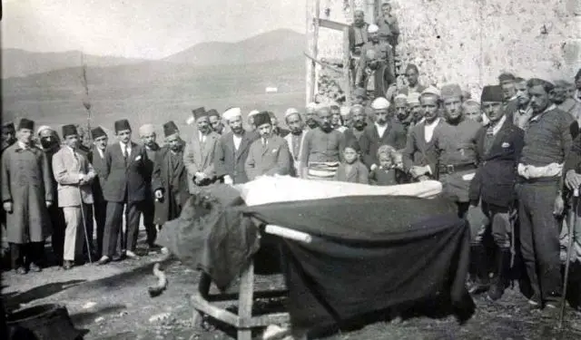 “Kjo ministri e konsideron detyrë morale, t’ju falënderojë për kujdesin që treguat në vrasjen e Bajram Currit dhe lus kurdoherë sukses e…”/ Zbulohet telegrami i qeverisë së Zogut, 1 prill 1925