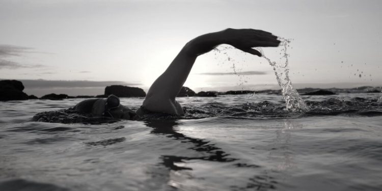 “Pas torturave, më hidhnin ujë që të përmendesha dhe në mesnatë, më sillnin në qeli një provokatore, kurse hetuesi, Ilmi R., më kapi dorën dhe…”/ Dëshmia tronditëse e ish-kampiones së notit