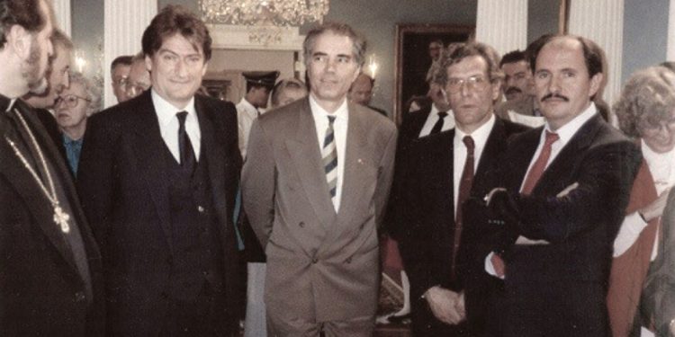 “Vetëm Pashko dhe Berisha, ishin dy kryesorët të PD-së, të tjerët s’kishin karizëm, por Dr. Berisha kishte edhe…”/ Refleksionet e Elez Biberaj, për rrëzimin e komunizmit në Shqipëri