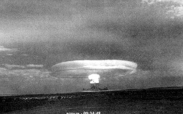 “Enver Hoxha, mori pjesë në testimin e bombës atomike, në poligonin ‘Tockoje’ të Bashkimit Sovjetik, ku prej rrezatimit, ai u sëmur me…”/ Ngjarja e panjohur e 14 shtatorit 1954