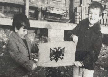 “Mësuesi Nazmi R., tepër i nervozuar, pse ne morëm pjesë në demonstratë e hodhi ditarin me inat dhe na tha…”/ Dëshmia e ish-nxënëses, që u survejua nga UDB-ja dhe agjenti i tyre, Zabiti