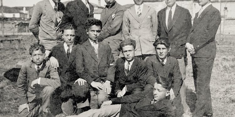 “Enver Hoxha, na jepte lëndën e ‘Moralit’ dhe ai nuk ulej kurrë në tavolinën e mësuesit, por në bankat e para, me djemtë dhe vajzat, pasi ai…”/ Dëshmia e rrallë e ish-liceisit të Korçës