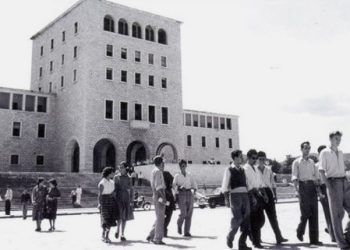 “Në vitin 1975, burri i një studenteje shqiptare në Francë, denoncoi tradhtinë e gruas së tij, me një francez dhe fajësoi ndikimin borgjez…”/ Historia e panjohur e studentëve shqiptarë në Perëndim