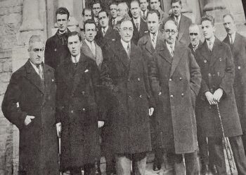 “Enver Hoxha, na jepte lëndën e ‘Moralit’ dhe ai nuk ulej kurrë në tavolinën e mësuesit, por në bankat e para, me djemtë dhe vajzat, pasi ai…”/ Dëshmia e rrallë e ish-liceisit të Korçës