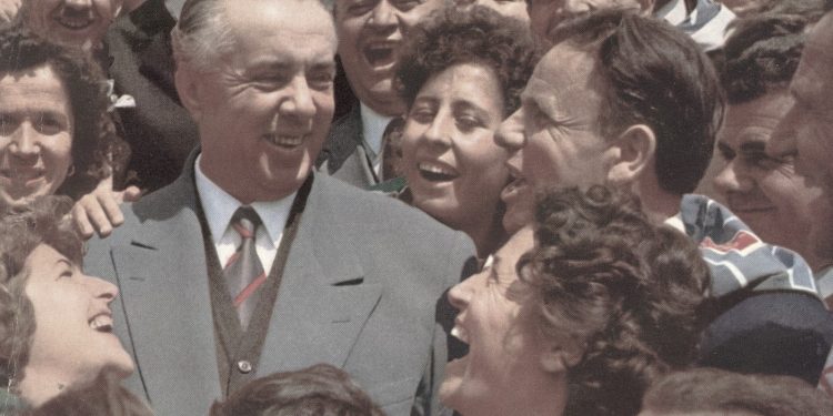 “Enver Hoxha, më donte shumë, më ka ftuar edhe në shtëpi, për 60 vjetorin e tij dhe më thoshte; hajde këtu afër, kurse Nexhmija…”/ Dëshmia e rrallë e këngëtares së famshme