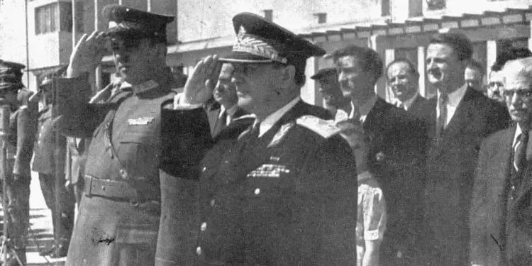 “Hallkat që lidhin dy popujt tanë, s’mund t’i këpuste më, as shpata e shtypësve, as vjershat e poetit të imperializmit dhe agjentit italian, shovinistit At Gjergj Fishta …”/ Fjala e Enverit, Beograd 1946