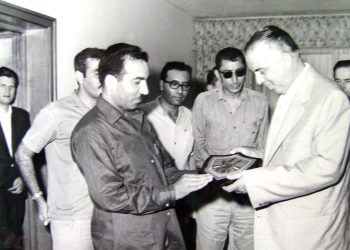 “Izraeli, qëndron mbi vendet arabe si skifter: një i vrasin, 20 u vret, një avion i dëmtojnë, 15 avionë u djeg në aerodrome, një rojë kufitare i zënë rob, 22 robër…”/ Ditari politik i Enver Hoxhës