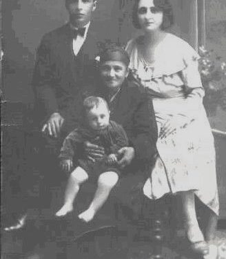 “Në gjimnaz, kishim profesorë ajkën e intelektualëve shqiptarë, si; Luarasi, Bulka, Dika, Karajani, Meksi, etj., kurse drejtoruci, Stefan Prifti, vegël e Partisë që…”/ Kujtimet e përkthyesit të njohur