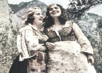 “Enver Hoxha, më donte shumë, më ka ftuar edhe në shtëpi, për 60 vjetorin e tij dhe më thoshte; hajde këtu afër, kurse Nexhmija…”/ Dëshmia e rrallë e këngëtares së famshme