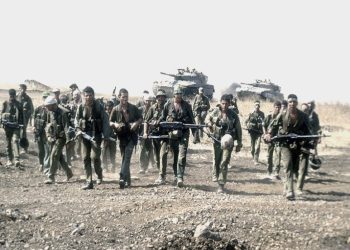 “Izraeli, qëndron mbi vendet arabe si skifter: një i vrasin, 20 u vret, një avion i dëmtojnë, 15 avionë u djeg në aerodrome, një rojë kufitare i zënë rob, 22 robër…”/ Ditari politik i Enver Hoxhës