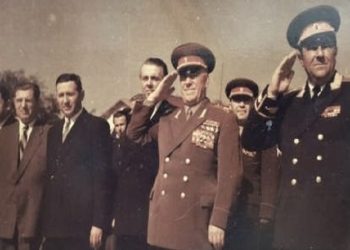 “Enver Hoxha, mori pjesë në testimin e bombës atomike, në poligonin ‘Tockoje’ të Bashkimit Sovjetik, ku prej rrezatimit, ai u sëmur me…”/ Ngjarja e panjohur e 14 shtatorit 1954