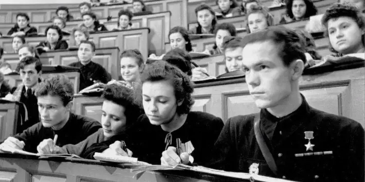 “L. L., i shkruan Enverit, se; ai u dashurua me një vajzë sovjetike, mbështetur në ‘qëllimin e Partisë tonë të dashur dhe në vendimin e qeverisë’…”/ Historia e studentëve shqiptar në Lindjen komuniste