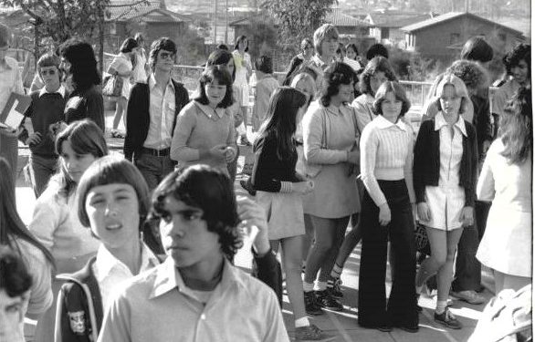 “Në vitin 1975, burri i një studenteje shqiptare në Francë, denoncoi tradhtinë e gruas së tij, me një francez dhe fajësoi ndikimin borgjez…”/ Historia e panjohur e studentëve shqiptarë në Perëndim