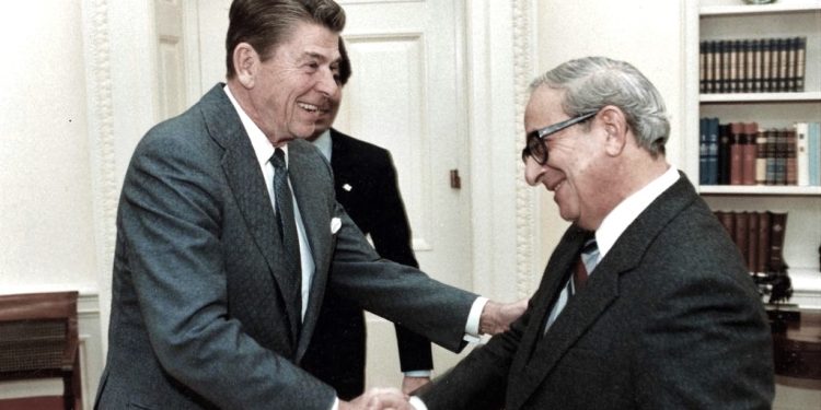 “Nën akuzat se Arafati ka tradhtuar revolucionin dhe ka uzurpuar Organizatën për Çlirimin e Palestinës, Abu Mousa kërkon dorëheqjen e tij……”/ Ditari politik i Enver Hoxhës