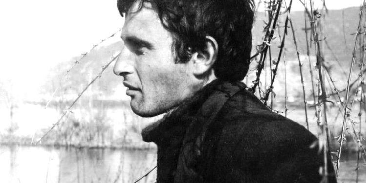 “Kujtoj ngjarjen e frikshme, kur një burrë u afrua dhe pyeti për të bijën, ishte babai i shoqes sonë që kishte vdekur dhe ishte ngritur nga…”/ Historia e panjohur e gazetarit dhe dramaturgut të zhdukur
